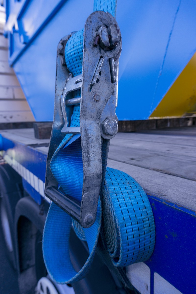 Przygotowanie samochodu do transportu autolawetą w Koninie